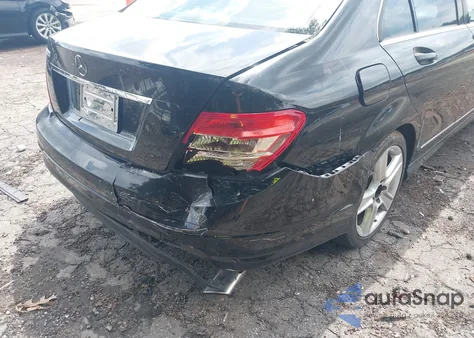 2010 Mercedes-Benz C 300 Luxury/Sport z USA, uszkodzony, nr VIN WDDGF5EB3AF461489